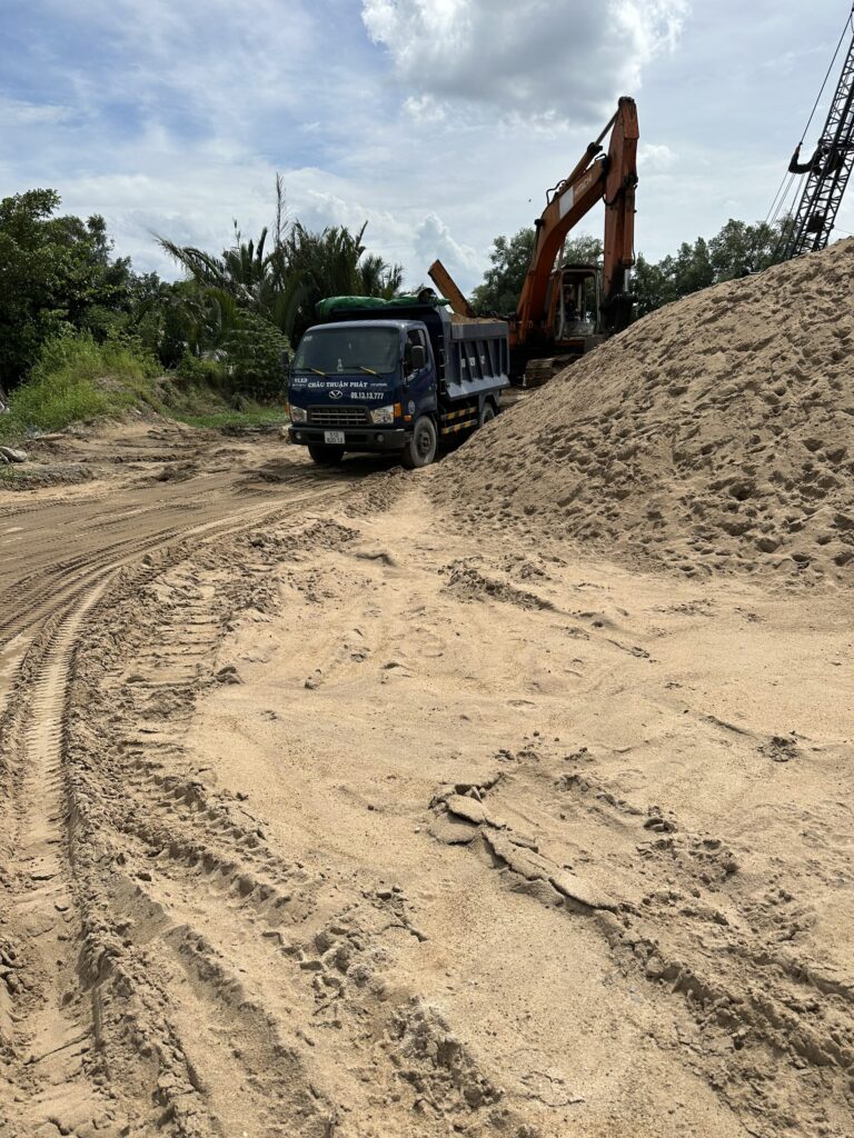 kho bãi cty châu thuận chứa vật liệu xây dựng hoóc môn
